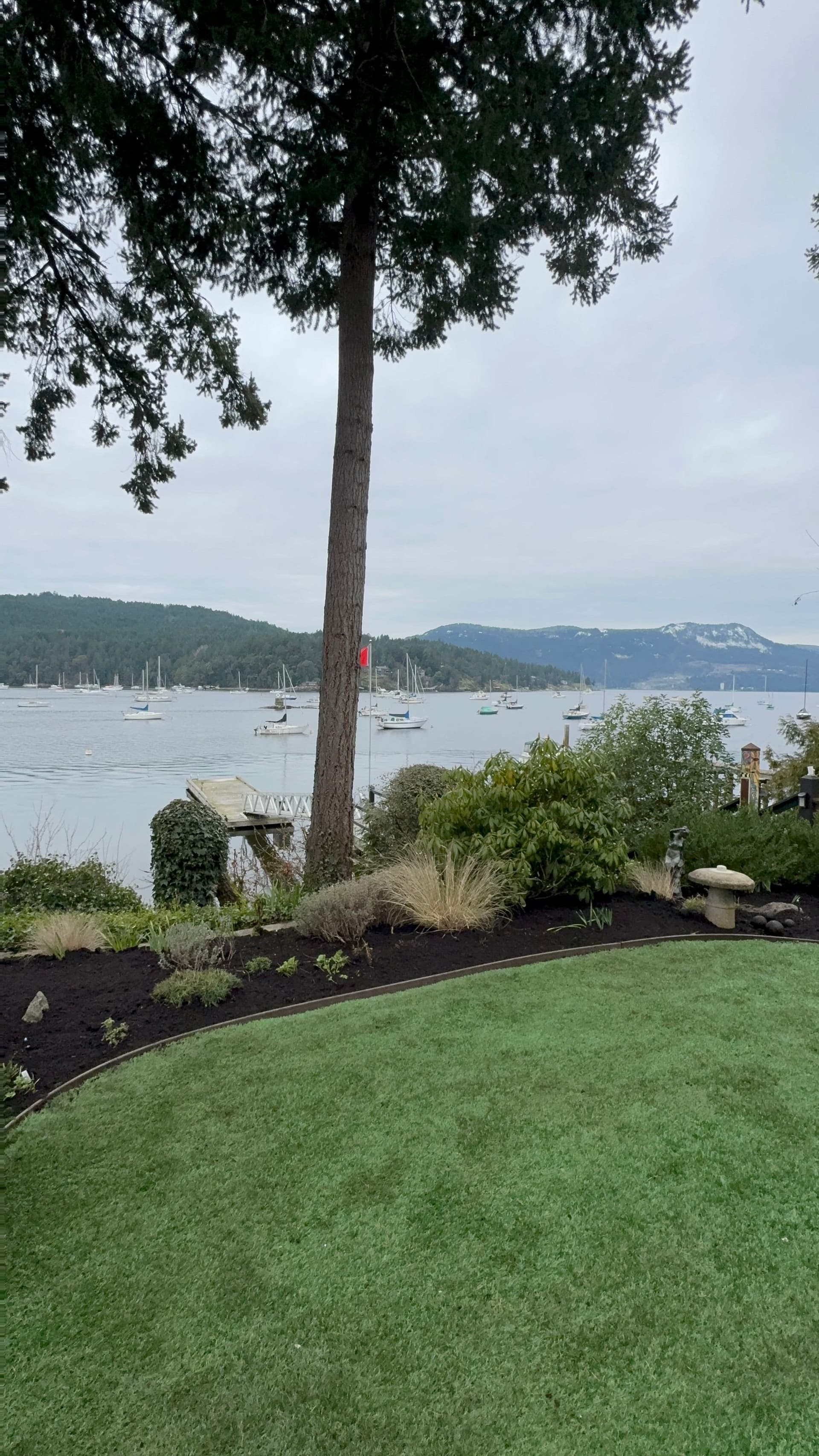 Gallery photos for Enhancing Garden Beauty by the Waterfront in Canada: Image #1