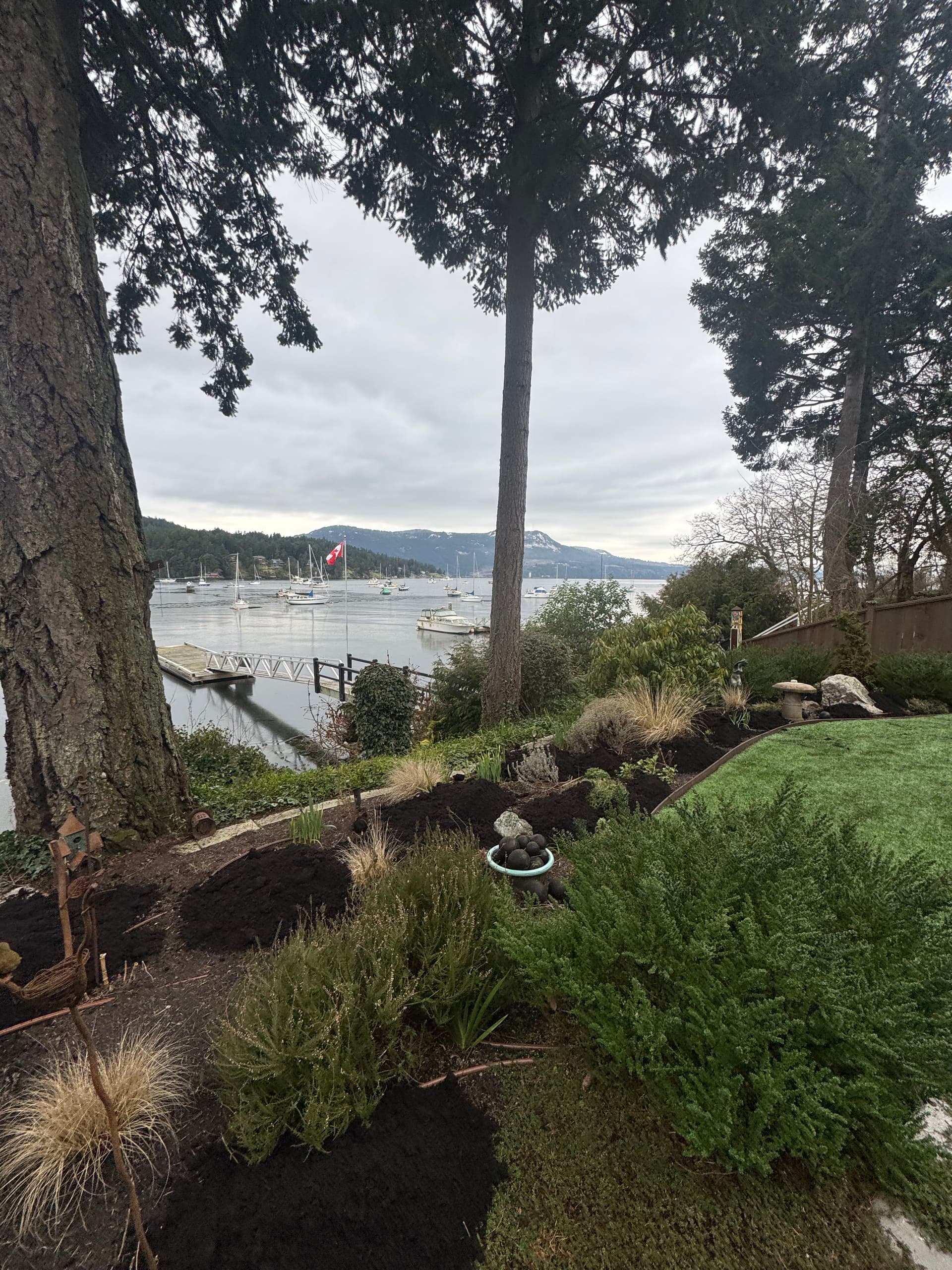 Gallery photos for Enhancing Garden Beauty by the Waterfront in Canada: Image #2