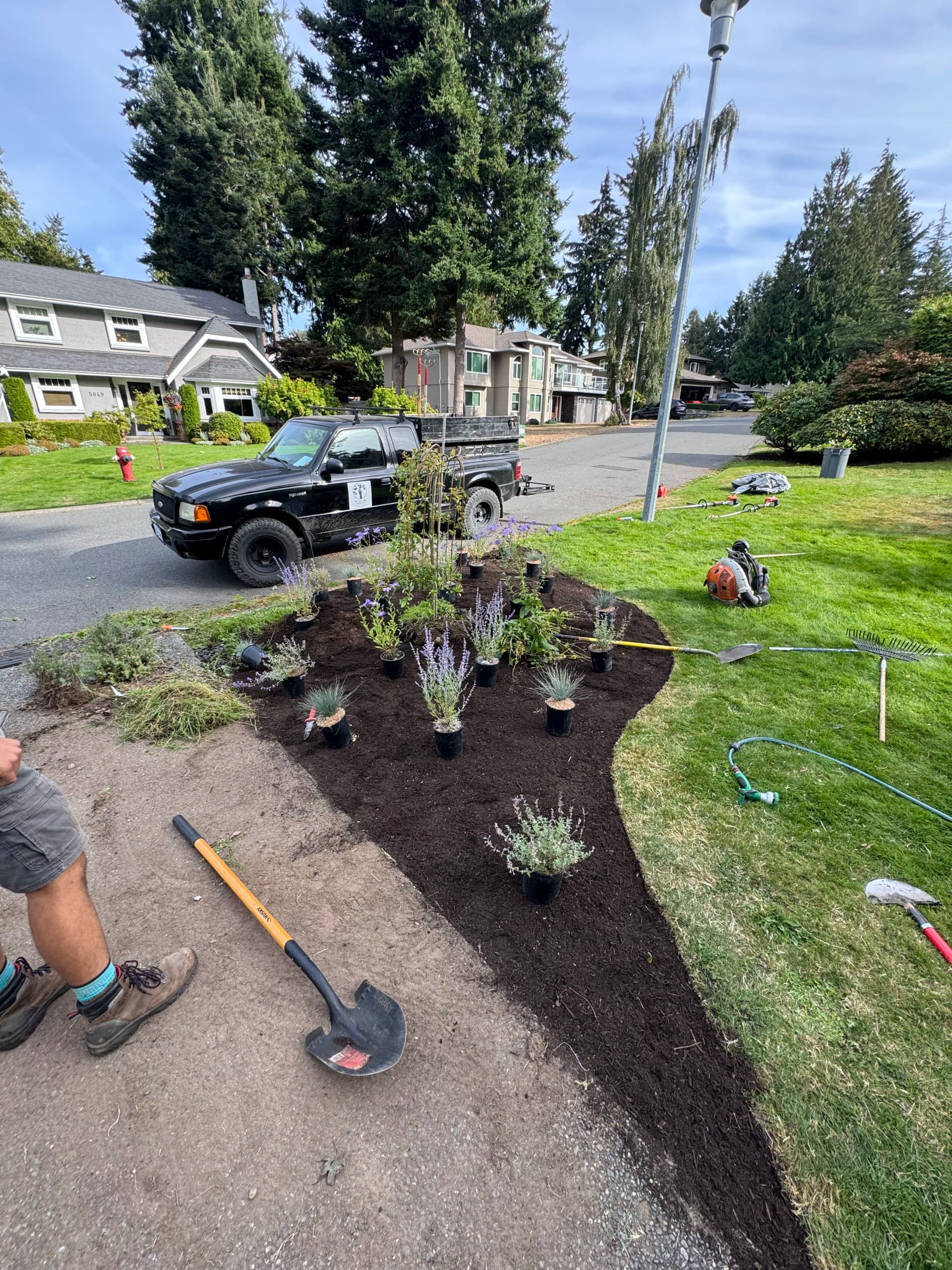 Gallery photos for Front Yard Garden Bed Install That Earns Its Curb Appeal: Image #3
